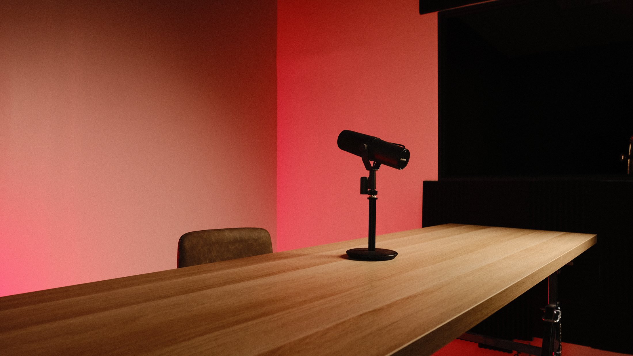 Micro sur table, fond rouge