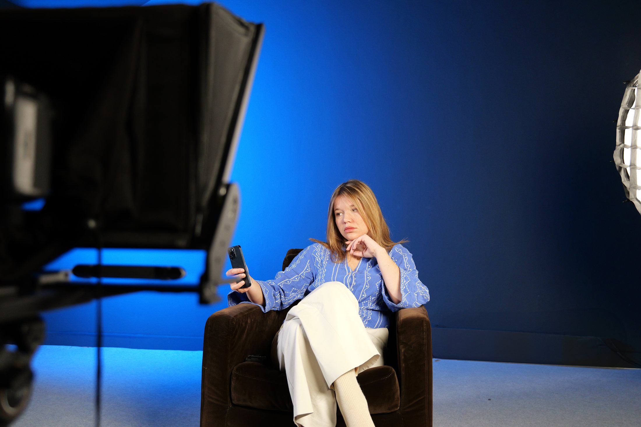 Interview sur fond bleu
