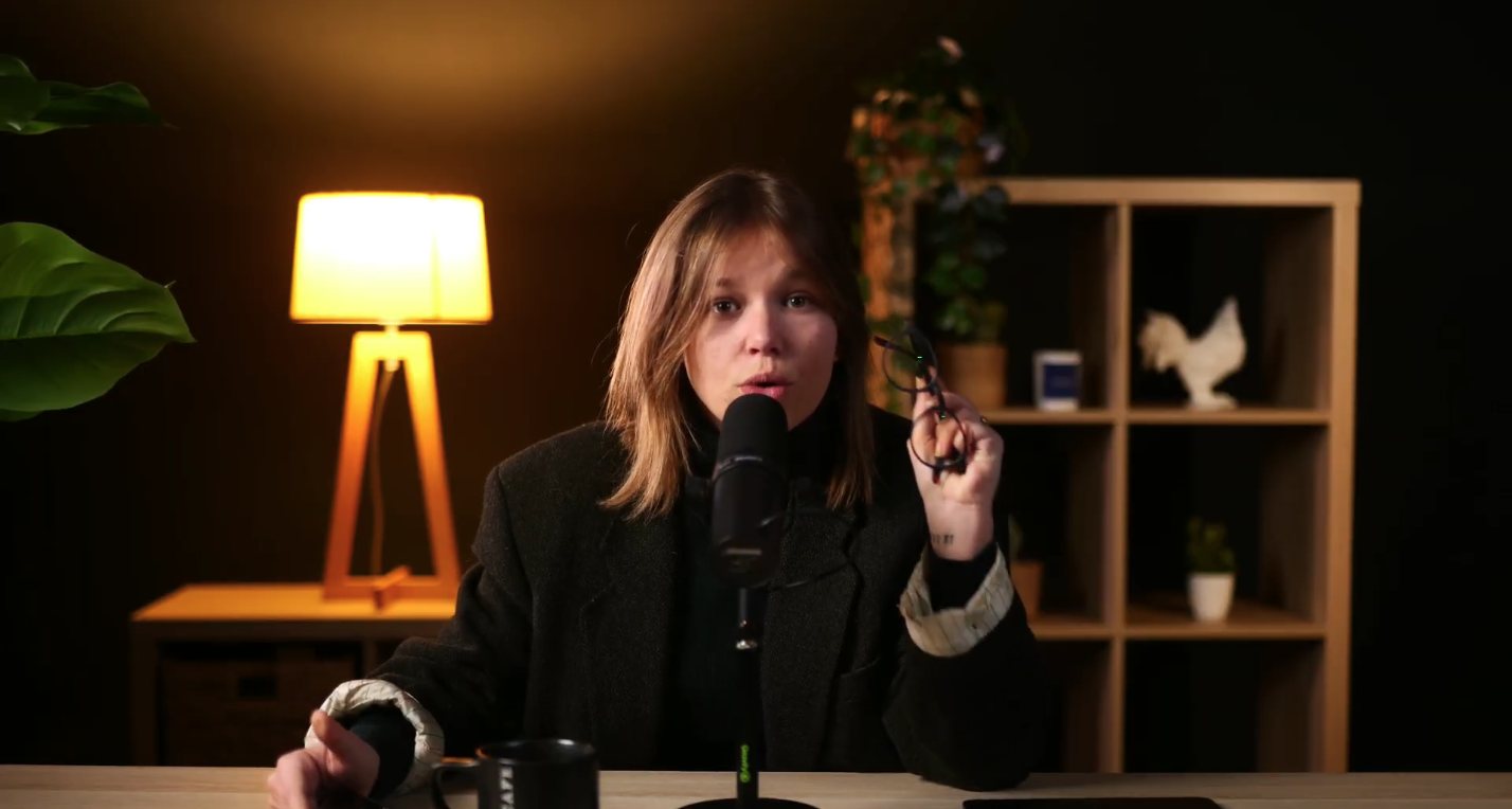 Podcast face cam&eacute;ra, lumi&egrave;re chaude